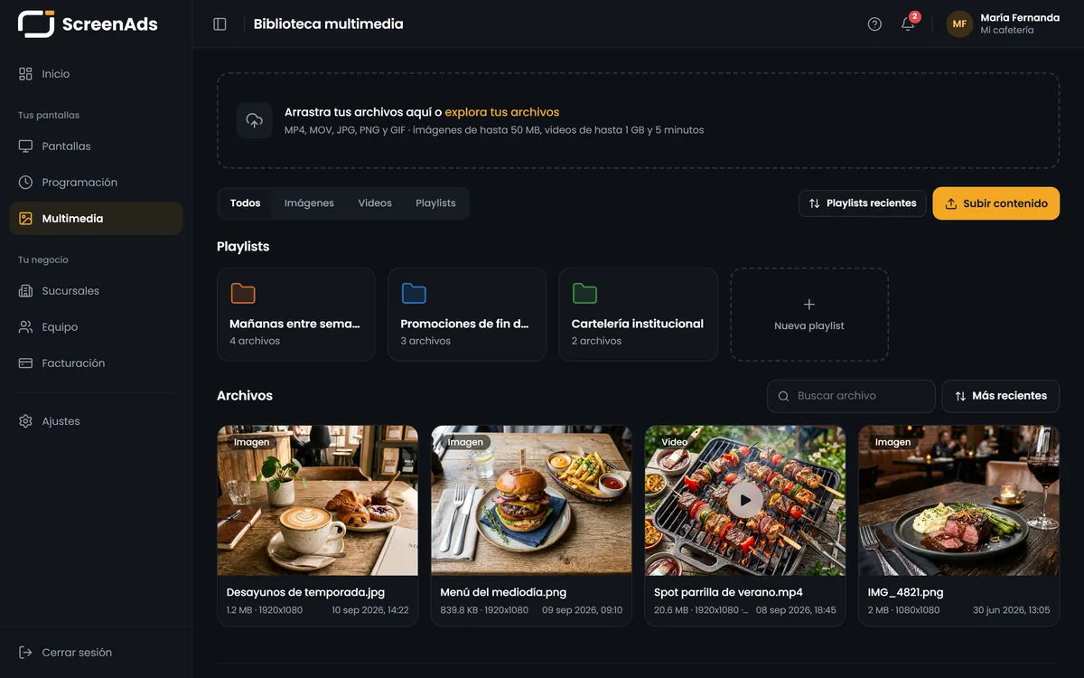 Panel de ScreenAds en la biblioteca multimedia: playlists de una cafetería y archivos de menú, promociones y un video listos para mostrarse en las pantallas.